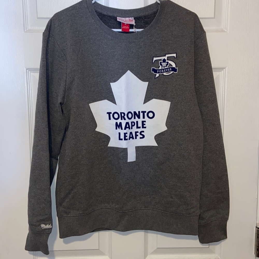 NWT. Mitchell&Ness maple leafs crewneck